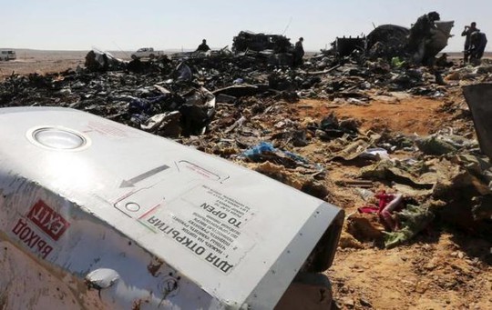 Một số mảnh vỡ máy bay Nga ở khu vực Hassana thuộc TP Arish, phía Bắc Ai Cập. Ảnh: Reuters, EPA