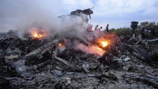 Các mảnh vỡ của MH17 cháy âm ỉ sau khi rơi xuống miền Đông Ukraine. Ảnh: EPA