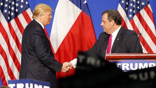 Ông Trump (trái) và ông Christie là bạn bè lâu năm của nhau. Ảnh: AP