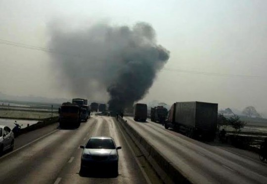 
Cảnh chiếc xe tải bốc cháy ngùn ngụt sau khi tông vào dải phân cách ở Thanh Hóa
