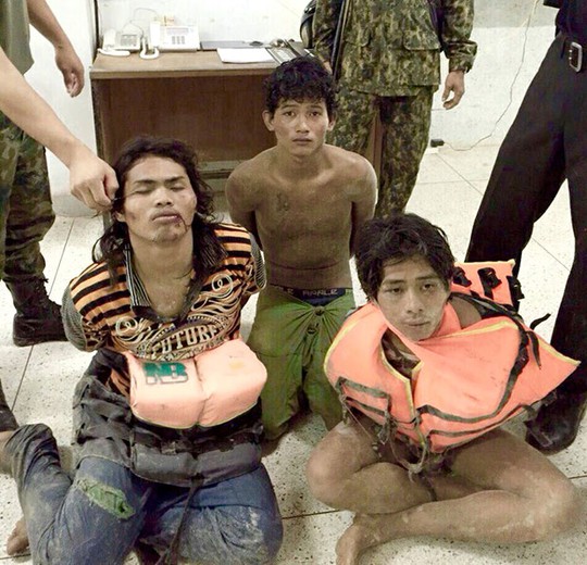 Ba thủy thủ Campuchia bị bắt khi lẩn trốn trong rừng. Ảnh: Bangkok Post