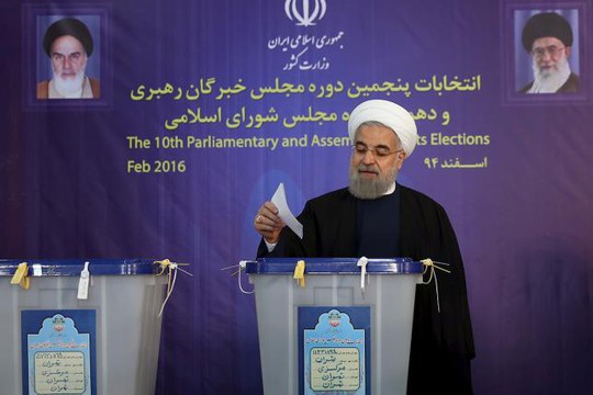 Tổng thống Iran Hassan Rouhani bỏ phiếu trong cuộc bầu cử Quốc hội và Hội đồng Chuyên gia ngày 26-2. Ảnh: Reuters