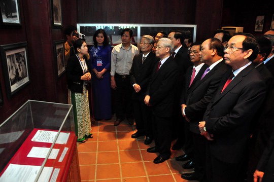 
Lãnh đạo Đảng, Nhà nước tham quan Khu lưu niệm cố Thủ tướng Phạm Văn Đồng. Ảnh: Tử Trực
