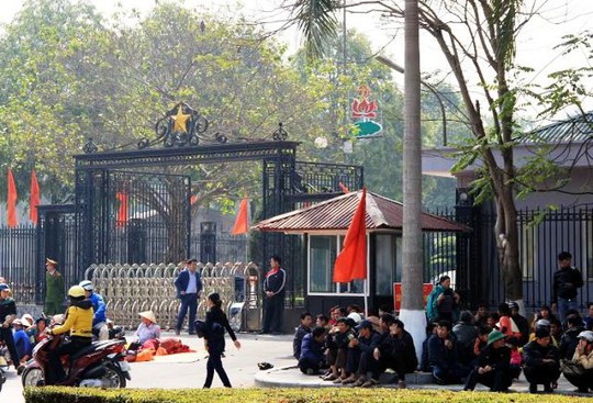 
Người dân Sầm Sơn ngồi trước cổng UBND tỉnh Thanh Hóa để phán đối việc lấy đất bến thuyền giao cho FLC

