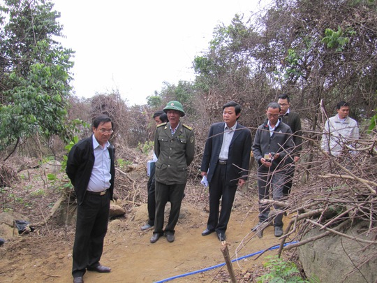 
Phó chủ tịch UBND TP Đà Nẵng Phùng Tấn Viết (trái) kiểm tra vụ phá rừng Sơn Trà

