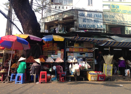 
Tại các tuyến đường khu vực quanh Bệnh viện Chợ Rẫy (thuộc quận 5, 10, 11) hàng quán không chỉ chiếm hết vỉa hè mà còn tuôn xuống lòng đường
