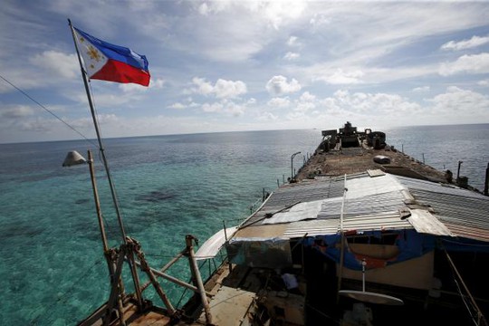 
Tàu BRP Sierra Madre của Philippines đậu tại bãi Cỏ Mây, nơi tàu Trung Quốc gần đây được nhìn thấy di chuyển xung quanh, ngoài bãi Hải Sâm. Ảnh: Reuters
