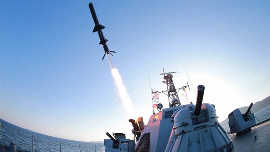 Triều Tiên bắn một quả rốc-két chống hạm ra biển tháng 2-2015. Ảnh: Reuters