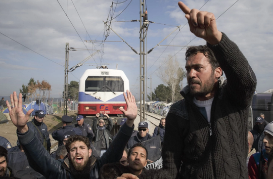 Người di cư mắc kẹt ở biên giới Hy Lạp – Macedonia. Ảnh: AP