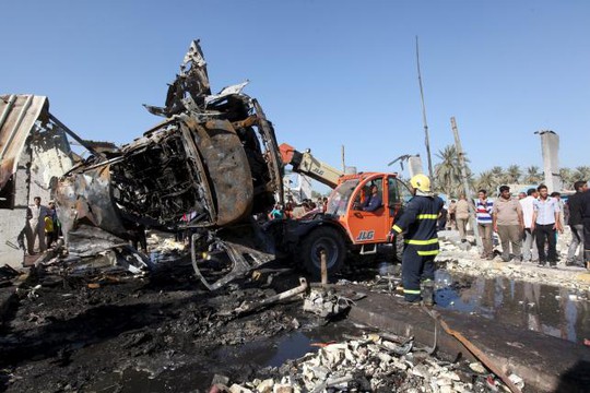 Hiện trường vụ đánh bom ở TP Hilla. Ảnh: Reuters