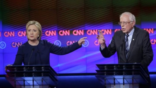 Bà Clinton (trái) và ông Sanders tranh luận ở bang Michigan tối 6-3. Ảnh: AP