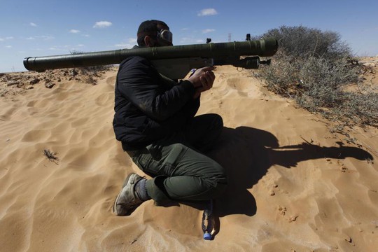 Một phiến quân Libya cầm hệ thống tên lửa vác vai SA-7 ở thị trấn Ras Lanouf, miền Đông Libya. Ảnh: AP