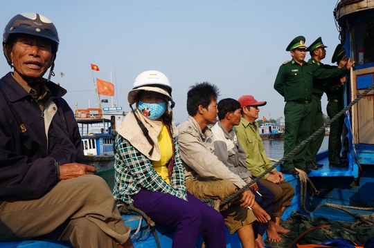 
Ngư dân Quảng Nam đến chia sẻ mất mát với tàu ông Thái
