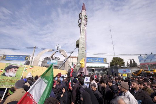 Tên lửa Emad của Iran trong lễ kỷ niệm 37 năm ngày Cách mạng Hồi giáo ở Tehran hôm 11-2-2016. Ảnh: Reuters