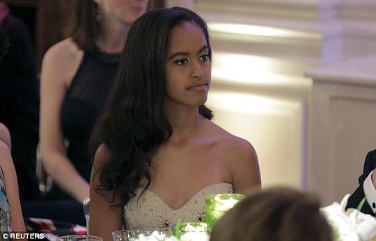 
Malia và em gái Sasha (trên) dự tiệc tối 10-3. Ảnh: Reuters
