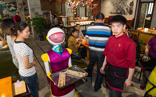 Robot phục vụ món ăn tại một nhà hàng ở TP Trùng Khánh, Tây Nam Trung Quốc.