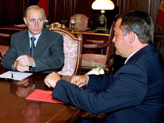 Ông Lesin (phải) và Tổng thống Putin năm 2000. Ảnh: Reuters