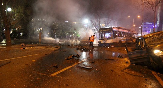 Hiện trường vụ đánh bom ở Ankara tối 13-3. Ảnh: Reuters