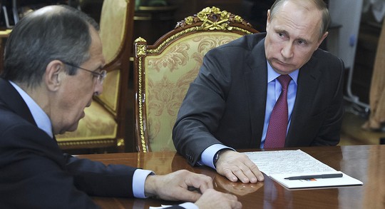 
Tổng thống Putin (phải) họp cùng Ngoại trưởng Sergey Lavrov tại Điện Kremlin hôm 14-3. Ảnh: AP
