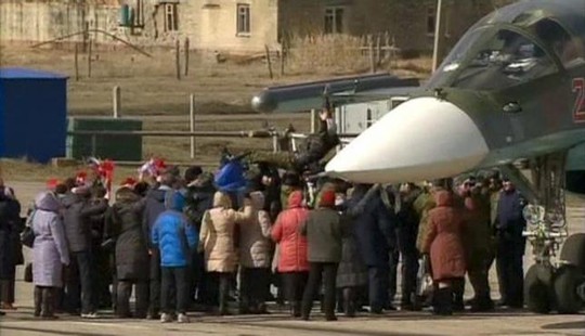 Đám đông tung hứng các phi công Nga. Ảnh: Reuters