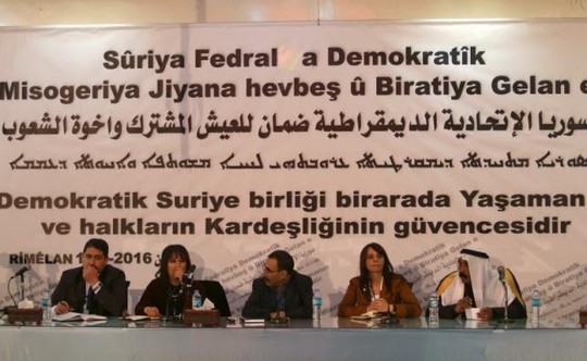 
Người Kurd thảo luận hệ thống liên bang tại cuộc họp tổ chức ở thị trấn Rmeilan, tỉnh Hasaka hôm 16-3. Ảnh: REUTERS
