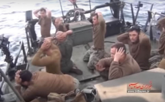 10 thủy thủ Mỹ bị bắt ngày 12-1-2016. Ảnh: YouTube
