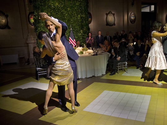 Ông Obama nhảy tango tối 23-3, bên phải là phu nhân Michelle cùng bạn nhảy nam. Ảnh: AP