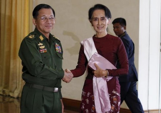 Tướng Min Aung Hlaing (trái) bắt tay bà Suu Kyi trước thềm một hội nghị cuối năm 2015 tại Naypyitaw. Ảnh: Reuters