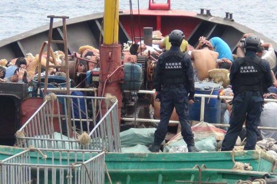 Tàu Trung Quốc bị bắt ngày 23-3 sau khi bị phát hiện trước đó 1 ngày. Ảnh: Cục Cảnh sát biển Đài Loan