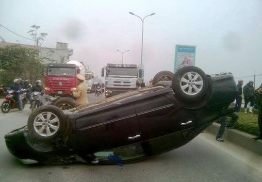 
Chiếc xe con nằm phơi bụng sau va quệt với xe tải trên tuyến quốc lộ 47 ở Thanh Hóa
