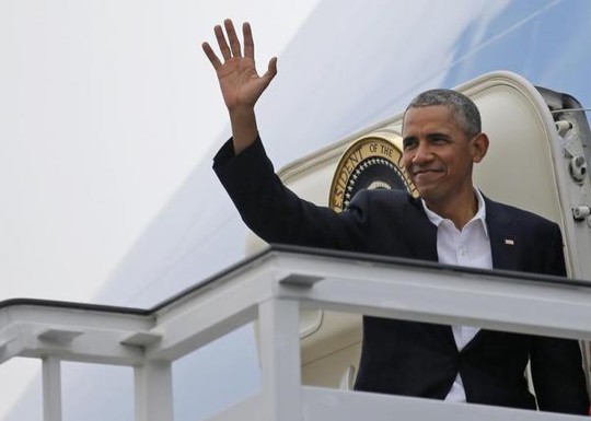 Ông Obama tại sân bay quốc tế ở Havana hôm 22-3. Ảnh: Reuters