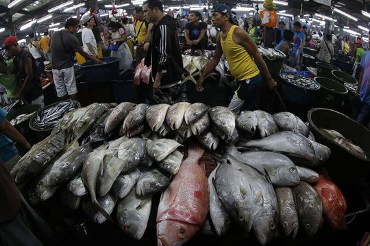 Chợ cá ở TP Paranaque - Philippines. Ảnh: EPA