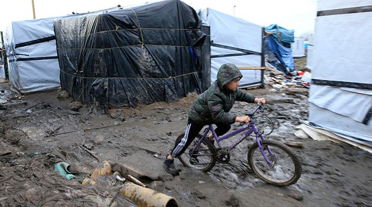 HRUK cho biết 129 trẻ tị nạn đã biến mất ở trại Calais. Ảnh: Reuters