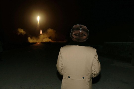Nhà lãnh đạo Kim Jong-un giám sát một vụ thử tên lửa tại địa điểm không xác định. Ảnh: EPA