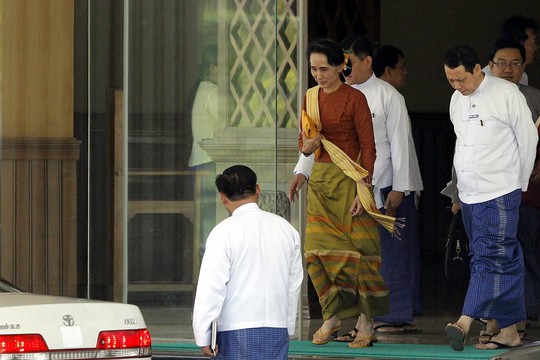 Bà Suu Kyi rời khỏi Bộ Ngoại giao ở thủ đô Naypyidaw – Myanmar hôm 1-4. Ảnh: EPA