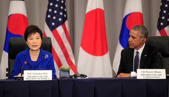 
Tổng thống Hàn Quốc Park Geun-hye (trái) và Tổng thống Mỹ Barack Obama tại Hội nghị thượng đỉnh An ninh hạt nhân ở Washington ngày 31-3. Ảnh: BellaNaija
