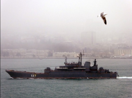 Tàu hải quân Minsk của Nga vượt qua eo biển Bosphorus trót lọt hôm 8-4. Ảnh: Turkish Navy