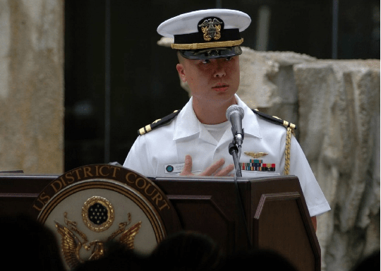 
Edward C. Lin phát biểu tại lễ nhập tịch năm 2008. Ảnh: Hải quân Mỹ
