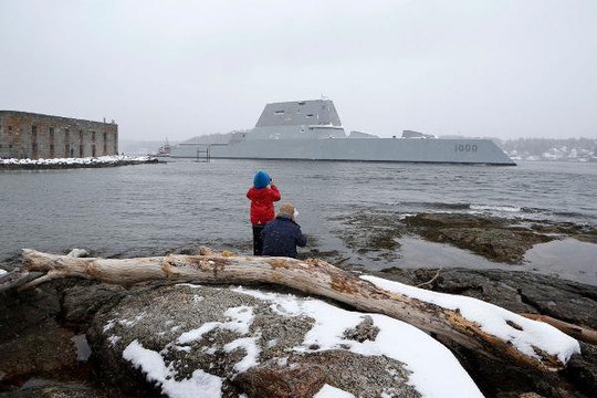 Tàu USS Zumwalt đi qua Fort Popham ở cửa sông Kennebec hôm 21-3. Ảnh: AP