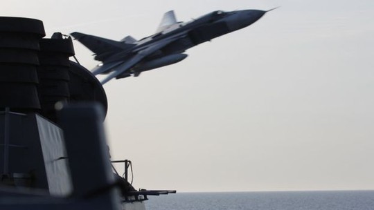 Su-24 của Nga áp sát tàu chiến Mỹ. Ảnh: Hải quân Mỹ