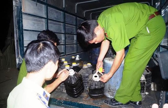 
Số dầu ăn, mỡ động vật đen kịt đã qua sử dụng được Nguyễn Thị Tuyết ở Hà Nam gom lại từ các nhà hàng mang lên Hà Nội bán kiếm lời (Ảnh công an cung cấp)
