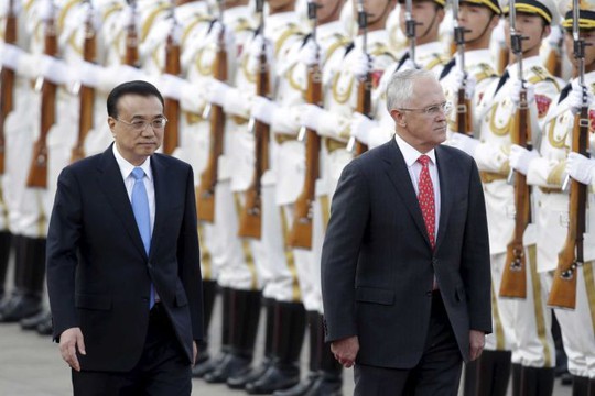 Thủ tướng Úc Malcolm Turnbull (phải) gặp người đồng cấp Trung Quốc Lý Khắc Cường. Ảnh: Reuters