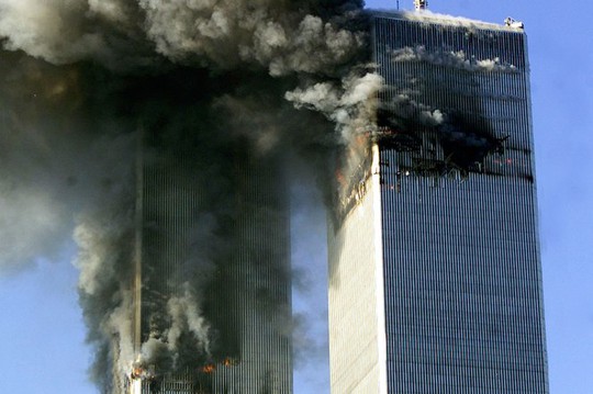 Tào tháp đôi Trung tâm Thương mại Thế giới (WTC) bị phá hủy ngày 11-9-2001. Ảnh: Reuters