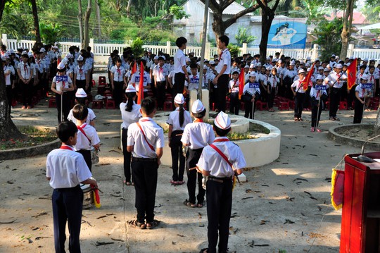 Học sinh trường THCS xã Nghĩa Hà, TP Quảng Ngãi tưởng niệm 9 học sinh xấu số trong vụ đuối nước. Ảnh: T.Trực