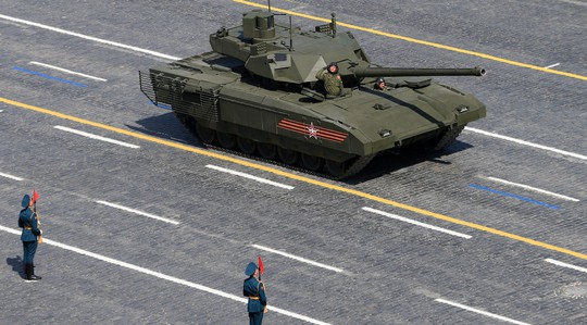 T-14 Armata diễu hành ở Quảng trường Đỏ hồi năm ngoái. Ảnh: Sputnik