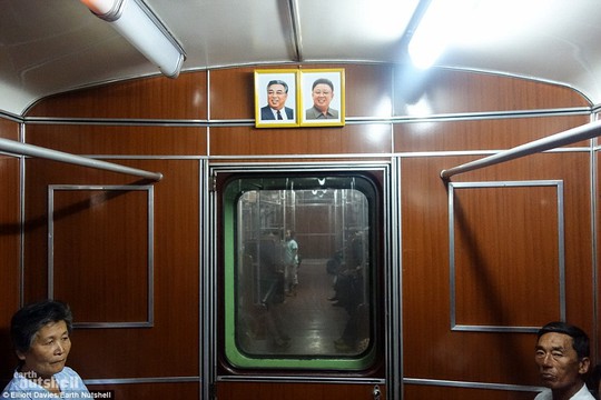 
Chân dung của ông Kim Il-sung và Kim Jong-il, cha và ông nội của lãnh đạo Kim Jong-un trên mỗi toa tàu.
