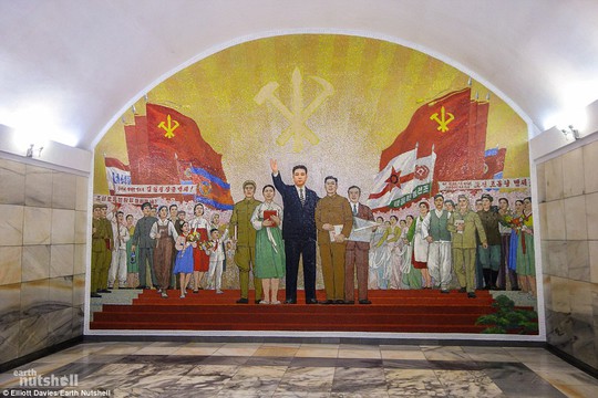 Nội dung biểu ngữ: Hoan hô nhà lãnh đạo xuất sắc của chúng tôi, Kim Il-sung. Hoan hô sự thành lập Đảng Lao động Triều Tiên.