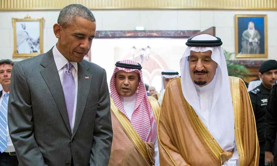 Vua Salman bin Abdulaziz (phải) đón Tổng thống Obama hôm 20-4. Ảnh: EPA