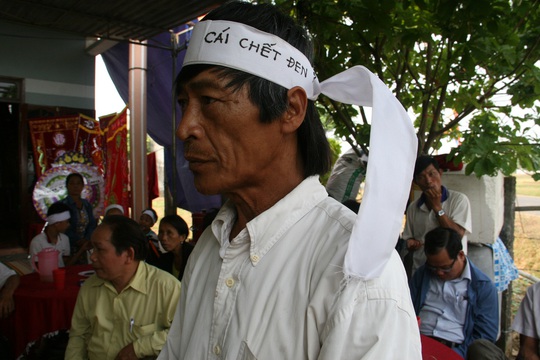 Trên khăn tang, chú của ông Bản viết Chiếc khăn trắng - Cái chết đen?