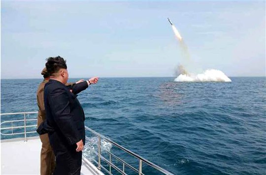 Ông Kim Jong-un thị sát một vụ phóng thử SLBM tháng 5-2015. Ảnh: KCNA